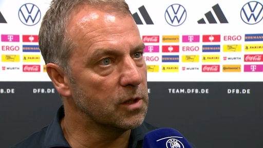 Bundestrainer Hansi Flick beim Interview nach dem Länderspiel.