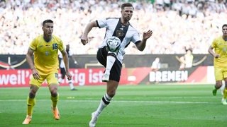 Niclas Füllkrug im Länderspiel gegen die Ukraine in Bremen dynamisch am Ball.