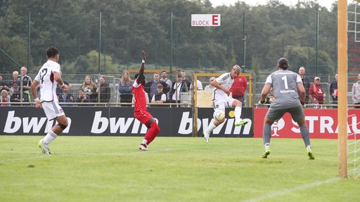 Der 1. FC Nürnberg im Angriff im Spiel gegen den FC Oberneuland.