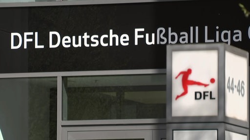 Ein Schild mit der Aufschrift "DFL Deutsche Fußball Liga".