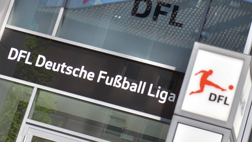 Blick auf den Eingang der Geschäftsstelle der Deutschen Fußball Liga in Frankfurt.