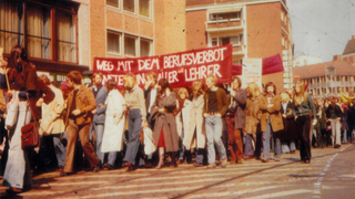 Demonstranten protestieren am 01. Mai 1976 gegen die Berufsverbote in Bremen