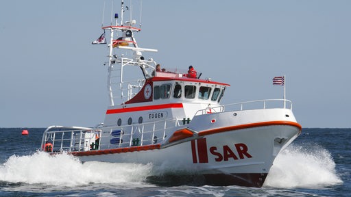 Seenotrettungskreuzer Eugen der Deutsche Gesellschaft zur Rettung Schiffbrüchiger (DGzRS) im Einsatz auf der Ostsee vor der Insel Oie - Deutschland