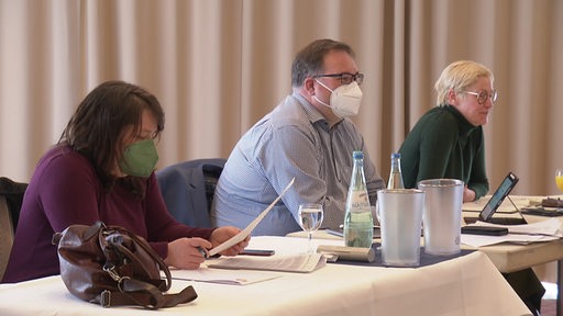 Drei Politiker der Partei die Grünen sitzen bei ihrer Fraktionsklausur. 