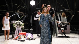 Krönung der Poppea: Marie Smolka als Poppea wird gekrönt