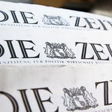Zeitungen mit der Aufschrift "Die Zeit" sind zu sehen