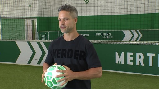 Diego posiert mit Ball in der Bolzerei.