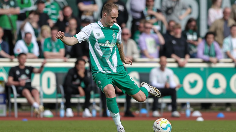 Tim-Justin Dietrich (SV Werder Bremen II, 2) am Ball. 