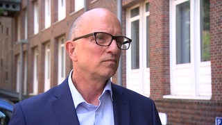 Bremens Polizeipräsident, Dirk Fasse, gibt ein Interview.