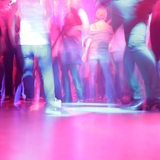 Menschen auf einer Tanzfläche einer Diskothek. 