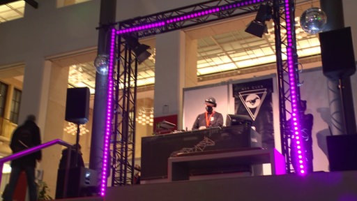 Ein DJ Set auf einer Bühne.