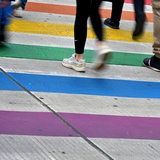 Menschen auf einem Fußgängerübergang in Regenbogenfarben