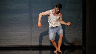 Szene des Tanztheaters Tanzbar "Besser den Spatz in der Hand ..."