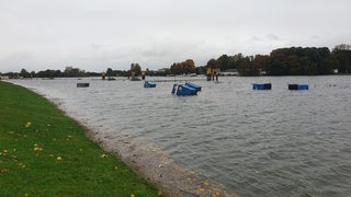 Dixie Toiletten schwimmen in der Weser