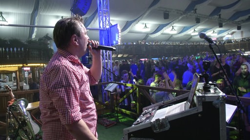 DJ Toddy auf der Bühne beim Freimarkt.