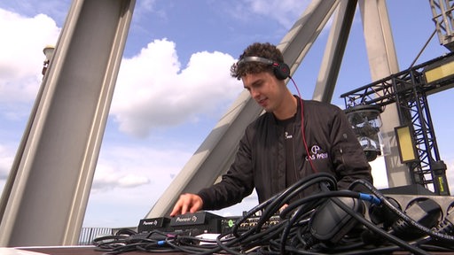 DJ Caspar Adickes spielt auf seinem DJ Pult in Bremerhaven.
