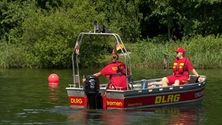 Zwei Rettungsschwimmerinnen der DLRG- Bremen auf einem Rettungsboot.