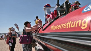 Ein Wasserrettungsboot bei der Strandfest-Tour beim Weser-Strandbad in Bremerhaven.