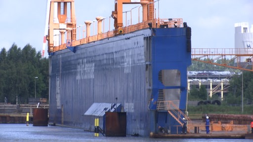 Ein Trockendock in Bremerhaven ist nach einem Unwetter beschädigt.