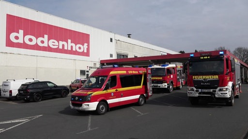 Mehrere Einsatzfahrzeuge der Feuerwehr stehen vor dem Einkaufszentrum Dodenhof in Posthausen