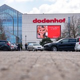 Das Einkaufszentrum Dodenhof in Posthausen mit parkenden Autos und Menschen