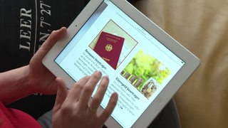 Ein Tablet mit der Webseite des Bürgercentrs