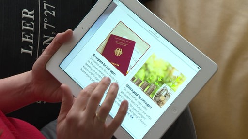 Ein Tablet mit der Webseite des Bürgercentrs