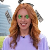 Eine junge Frau schaut in die Kamera, auf ihren Augen sind Dollarzeichen zu sehen und im Hintergrund fliegen Geldscheine.