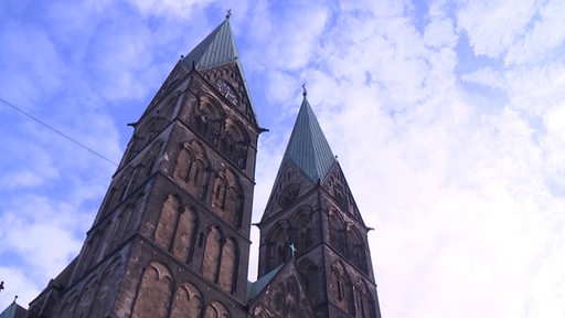 Der Bremer Dom unter blauem Himmel.