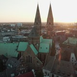 Der Bremer Dom aus Drohnenperspektive bei Sonnenuntergang.