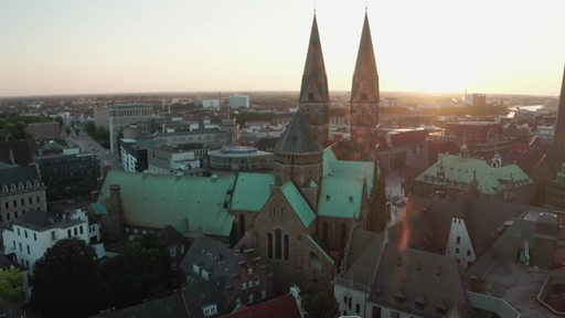 Der Bremer Dom aus Drohnenperspektive bei Sonnenuntergang.