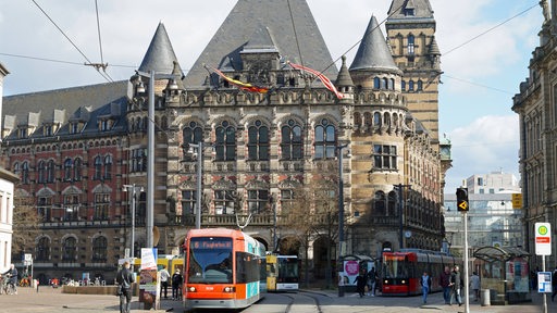 Das Landgericht Bremen in der Bremer Innenstadt am Straßenbahnknotenpunkt Domsheide. 
