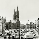 Blick auf den Domshof mit Wochenmarkt in den 70er-Jahren