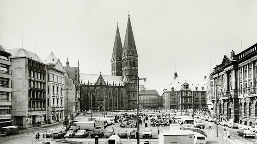 Blick auf den Domshof mit Wochenmarkt in den 70er-Jahren