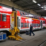 Im Fahrzeugsinstandhaltungswerk der Deutschen Bahn wird an einem Doppelstockzug gearbeitet.