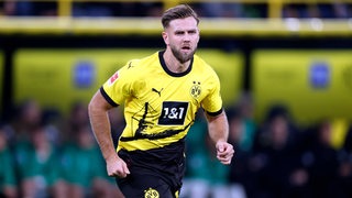 Dortmund-Spieler Niclas Füllkrug blickt über den Platz.