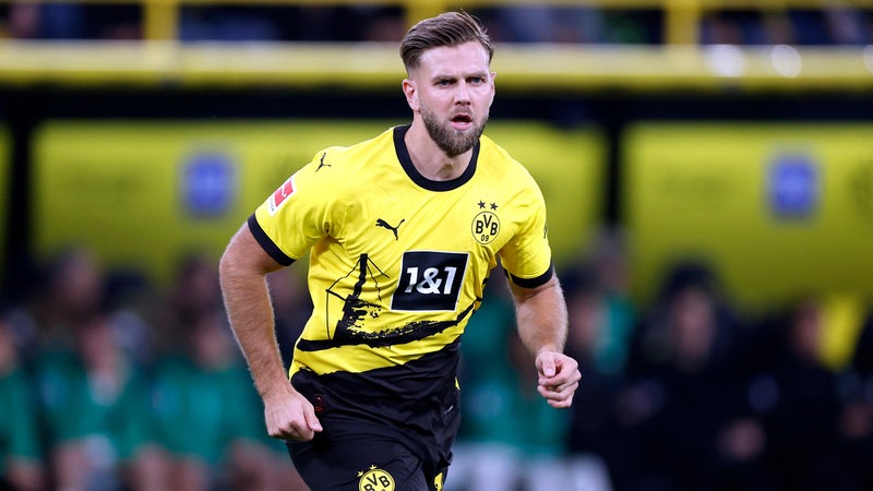 Dortmund-Spieler Niclas Füllkrug blickt über den Platz.