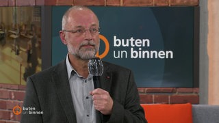 Der Virologe Andreas Dotzauer im Studio von buten un binnen.