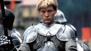 Filmdarstellerin als Jeanne d'Arc in Ritterrüstung.