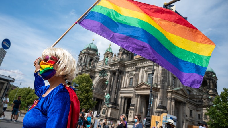 Eine Demonstrantin hält eine Regenbogenflagge beim Dyke Marsch für die Rechte von lesbischen Frauen (Archivbild)