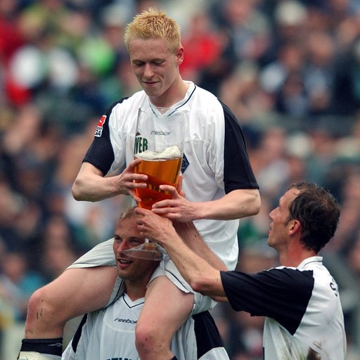 Gladbachs Spieler van Lent, Forssell und Strasser feiern 2003 mit einem überdimensional großen Bier den Klassenerhalt. 