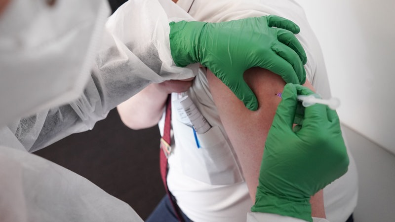 Ein mann wird mit dem Impfstoff von Moderna geimpft.