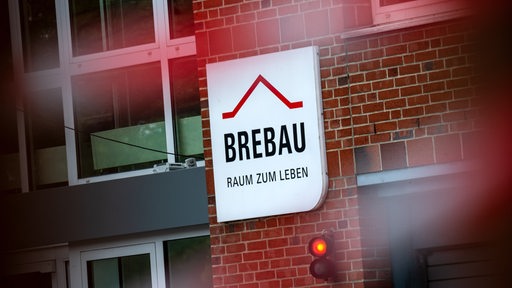 Ein Schild weist auf den Firmensitz der Wohnungsbaugesellschaft Brebau hin. Bei der Bremer Gesellschaft Brebau werden Vorwürfe der systematischen Diskriminierung von Wohnungssuchenden mit Migrationshintergrund geprüft. 