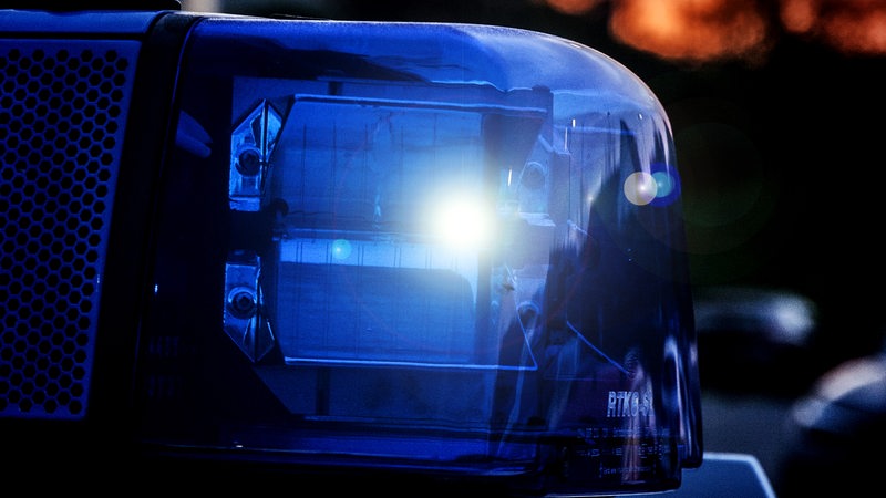 Das blinkende Blaulicht eines Polizeiautos.