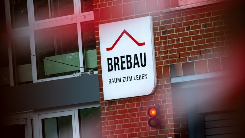 Ein Schild weist auf den Firmensitz der Wohnungsbaugesellschaft Brebau hin.
