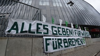 Ein Plakat mit der Aufschrift "Alles geben, für Werder, für Bremen" hängt vor dem Weser-Stadion