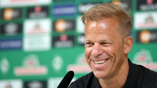 Werder-Trainer Markus Anfang strahlt bei seiner offiziellen Vorstellung.
