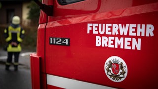 Feuerwehr Bremen steht auf einem Einsatzfahrzeug. 