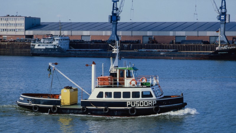 Das Fahrgastschiff "Pusdorp" der Schifffahrtsgesellschaft "Hal Över" unterwegs auf der Weser