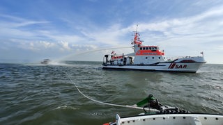 Der Seenotrettungskreuzer Hermann Rudolf Meyer der Deutschen Gesellschaft zur Rettung Schiffbrüchiger (DGzRS) ist beim Löscheinsatz für ein brennendes Motorboot in der Wesermündung zu sehen. 
